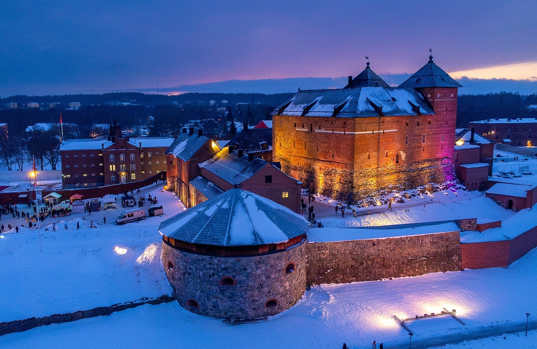 Hämeen linna iltahämärässä valaistuna. Kuva: Ville Tarhala