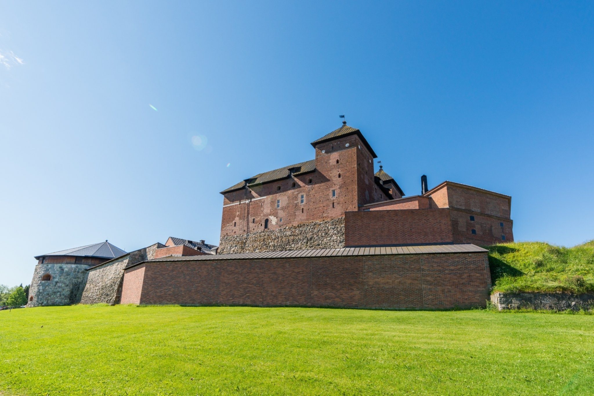 Hameen linna kuvattuna ulkoa aurinkoisena päivänä